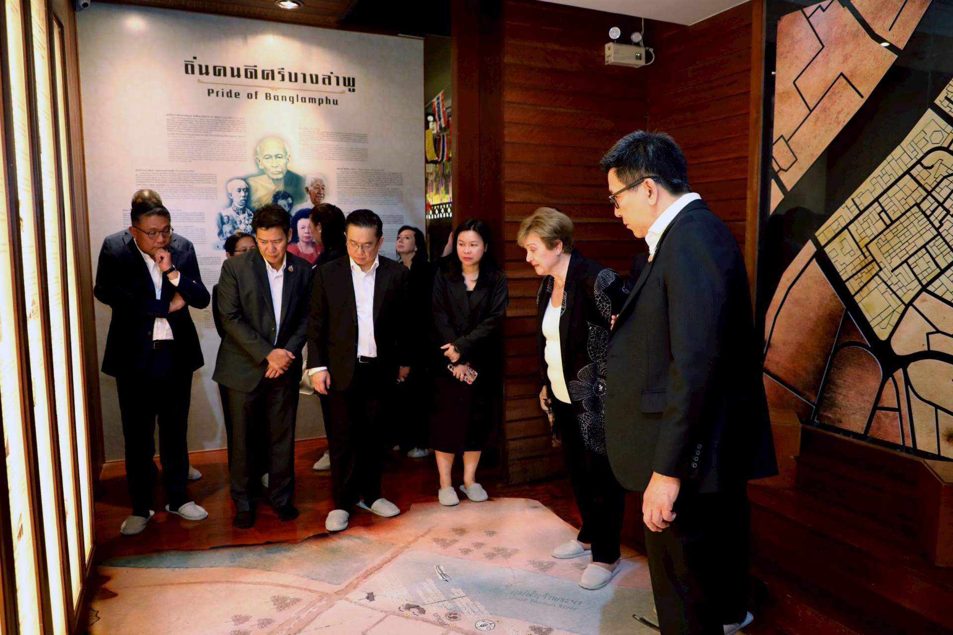 ดร.เอกนิติ นิติทัณฑ์ประภาศ รองนายกรัฐมนตรีและรัฐมนตรีว่าการกระทรวงการคลัง พร้อมคณะผู้บริหาร จากกระทรวงการคลัง นำดร.คริสตาลินา กอร์เกียวา กรรมการจัดการกองทุนการเงินระหว่างประเทศ (IMF) และคณะ เยี่ยมชมพิพิธบางลำพู